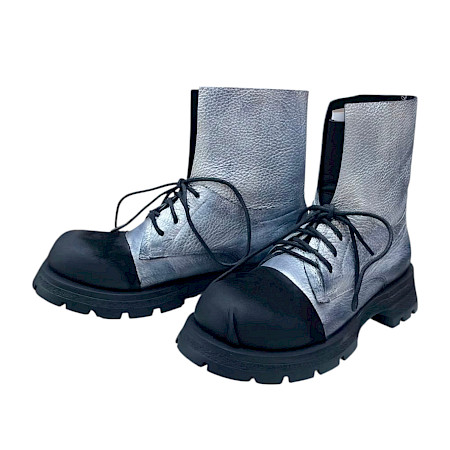 Papucei Moss Damen Boots in Silber und Schwarz aus hochwertigem Echtleder mit markanter schwarzer Profilsohle. Handgefertigter Lederboot aus Rumänien mit Schnürung, ultraleichtem Tragegefühl und... Papucei Moss Damen Boots in Silber und Schwarz aus hochwertigem Echtleder mit markanter schwarzer Profilsohle. Handgefertigter Lederboot aus Rumänien mit Schnürung, ultraleichtem Tragegefühl und...