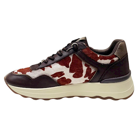 Carmela 164360 Damen-Sneaker in Brown aus Leder mit dunkelbraunen, weißen und rostbraunen Fell-Optik-Details, goldfarbenem Reißverschluss und heller Plateausohle. Bequemer Leder-Sneaker mit... Carmela 164360 Damen-Sneaker in Brown aus Leder mit dunkelbraunen, weißen und rostbraunen Fell-Optik-Details, goldfarbenem Reißverschluss und heller Plateausohle. Bequemer Leder-Sneaker mit...