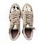 Carmela 164360 Damen-Sneaker in Beige aus Leder mit braunen und schwarzen Fell-Optik-Details, goldfarbenem Reißverschluss und heller Plateausohle. Bequemer Leder-Sneaker mit Schnürung, seitlichem Reißverschluss, herausnehmbarer Einlegesohle und normaler Passform – erhältlich bei Kassedy.de in Oldenburg.