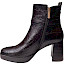 Carmela 164305 Damen-Stiefelette in Braun aus hochwertigem Lederimitat mit Kroko-Prägung, seitlichem Reißverschluss, Schnallendetail, 7 cm Blockabsatz und 2 cm Plateau – elegante braune Stiefelette bei kassedy.de.