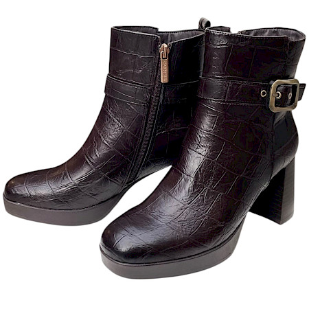 Carmela 164305 Damen-Stiefelette in Braun aus hochwertigem Lederimitat mit Kroko-Prägung, seitlichem Reißverschluss, Schnallendetail, 7 cm Blockabsatz und 2 cm Plateau – elegante braune... Carmela 164305 Damen-Stiefelette in Braun aus hochwertigem Lederimitat mit Kroko-Prägung, seitlichem Reißverschluss, Schnallendetail, 7 cm Blockabsatz und 2 cm Plateau – elegante braune...