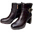 Carmela 164305 Damen-Stiefelette in Braun aus hochwertigem Lederimitat mit Kroko-Prägung, seitlichem Reißverschluss, Schnallendetail, 7 cm Blockabsatz und 2 cm Plateau – elegante braune Stiefelette bei kassedy.de.