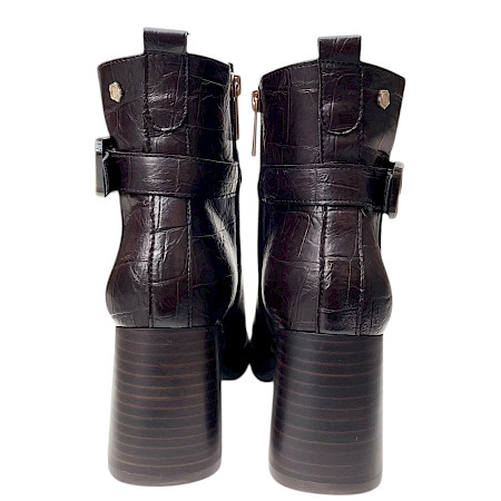 Carmela 164305 Damen-Stiefelette in Braun aus hochwertigem Lederimitat mit Kroko-Prägung, seitlichem Reißverschluss, Schnallendetail, 7 cm Blockabsatz und 2 cm Plateau – elegante braune... Carmela 164305 Damen-Stiefelette in Braun aus hochwertigem Lederimitat mit Kroko-Prägung, seitlichem Reißverschluss, Schnallendetail, 7 cm Blockabsatz und 2 cm Plateau – elegante braune...