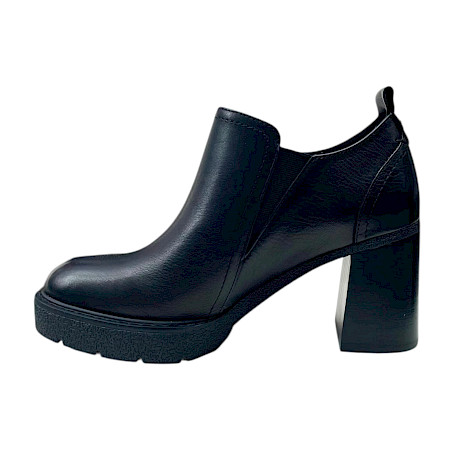 Carmela 161861 Damen-Absatzschuh in Schwarz aus Leder mit seitlichem Reißverschluss, ca. 4–4,5 cm Blockabsatz, Plateau und kräftiger Profilsohle. Bequemer schwarzer Damen-Lederschuh mit normaler... Carmela 161861 Damen-Absatzschuh in Schwarz aus Leder mit seitlichem Reißverschluss, ca. 4–4,5 cm Blockabsatz, Plateau und kräftiger Profilsohle. Bequemer schwarzer Damen-Lederschuh mit normaler...