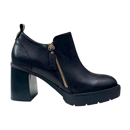 Carmela 161861 Damen-Absatzschuh in Schwarz aus Leder mit seitlichem Reißverschluss, ca. 4–4,5 cm Blockabsatz, Plateau und kräftiger Profilsohle. Bequemer schwarzer Damen-Lederschuh mit normaler... Carmela 161861 Damen-Absatzschuh in Schwarz aus Leder mit seitlichem Reißverschluss, ca. 4–4,5 cm Blockabsatz, Plateau und kräftiger Profilsohle. Bequemer schwarzer Damen-Lederschuh mit normaler...