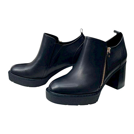 Carmela 161861 Damen-Absatzschuh in Schwarz aus Leder mit seitlichem Reißverschluss, ca. 4–4,5 cm Blockabsatz, Plateau und kräftiger Profilsohle. Bequemer schwarzer Damen-Lederschuh mit normaler... Carmela 161861 Damen-Absatzschuh in Schwarz aus Leder mit seitlichem Reißverschluss, ca. 4–4,5 cm Blockabsatz, Plateau und kräftiger Profilsohle. Bequemer schwarzer Damen-Lederschuh mit normaler...