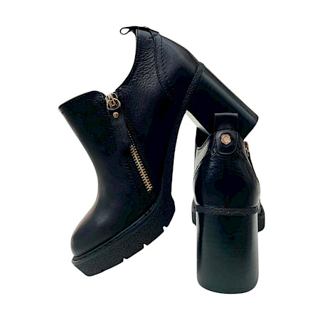 Carmela 161861 Damen-Absatzschuh in Schwarz aus Leder mit seitlichem Reißverschluss, ca. 4–4,5 cm Blockabsatz, Plateau und kräftiger Profilsohle. Bequemer schwarzer Damen-Lederschuh mit normaler... Carmela 161861 Damen-Absatzschuh in Schwarz aus Leder mit seitlichem Reißverschluss, ca. 4–4,5 cm Blockabsatz, Plateau und kräftiger Profilsohle. Bequemer schwarzer Damen-Lederschuh mit normaler...