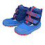 Affenzahn Winterstiefel Vegan Blizzy Wal in Blau und Dunkelblau mit roten Akzenten, kuscheligem Warmfutter, wasserdichter AffenTex-Membran, zwei Klettverschlüssen mit Walmotiv und griffiger Laufsohle. Veganer Kinder-Winterboot für kalte Herbst- und Wintertage bei Kassedy.de.
