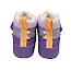 Affenzahn Lauflerner Winterstiefel Vegan Snuggy Schmetterling in Helllila und Lila mit kuscheligem Warmfutter, wasserdichter AffenTex-Membran, zwei Klettverschlüssen mit Schmetterlingsmotiv und flexibler Lauflernsohle. Veganer Kinder-Winterboot für die ersten Schritte, erhältlich bei Kassedy.de.