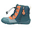 Affenzahn Winterstiefel Vegan Discovy Hase in Petrol, Orange und Blau mit kuscheligem Warmfutter, wasserdichter AffenTex-Membran, praktischer Schnellschnürung, seitlichem Reißverschluss und profilierter Laufsohle. Veganer Kinder-Winterboot für kalte Herbst- und Wintertage, erhältlich bei Kassedy.de.