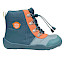 Affenzahn Winterstiefel Vegan Discovy Hase in Petrol, Orange und Blau mit kuscheligem Warmfutter, wasserdichter AffenTex-Membran, praktischer Schnellschnürung, seitlichem Reißverschluss und profilierter Laufsohle. Veganer Kinder-Winterboot für kalte Herbst- und Wintertage, erhältlich bei Kassedy.de.