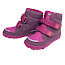 Affenzahn Winterstiefel Vegan Comfy Vogel in Berry und Pink mit weichem Warmfutter aus recyceltem Polyester, wasserdichter und atmungsaktiver AffenTex-Membran, zwei Klettverschlüssen mit Vogelmotiv, flexibler Barfußsohle und fußgerechter Zehenform. Veganer Kinder-Winterboot für natürliche Bewegungsfreiheit und kuschelige Winterabenteuer bei Kassedy.de.
