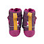 Affenzahn Winterstiefel Vegan Comfy Vogel in Berry und Pink mit weichem Warmfutter aus recyceltem Polyester, wasserdichter und atmungsaktiver AffenTex-Membran, zwei Klettverschlüssen mit Vogelmotiv, flexibler Barfußsohle und fußgerechter Zehenform. Veganer Kinder-Winterboot für natürliche Bewegungsfreiheit und kuschelige Winterabenteuer bei Kassedy.de.