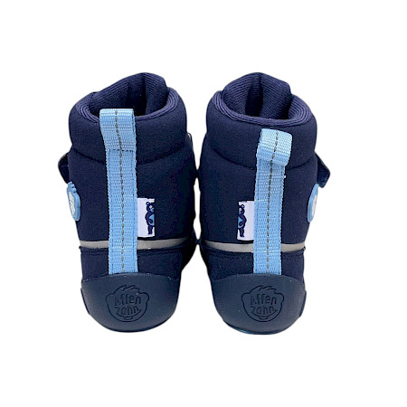 Affenzahn Vegan Comfy Bär Kinder-Winterstiefel in Dunkelblau mit zwei Klettverschlüssen, niedlichen Bärenmotiven, wärmender Innenausstattung, reflektierenden Details und flexibler Laufsohle –... Affenzahn Vegan Comfy Bär Kinder-Winterstiefel in Dunkelblau mit zwei Klettverschlüssen, niedlichen Bärenmotiven, wärmender Innenausstattung, reflektierenden Details und flexibler Laufsohle –...