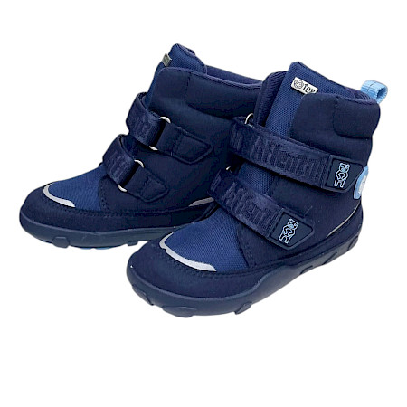 Affenzahn Vegan Comfy Bär Kinder-Winterstiefel in Dunkelblau mit zwei Klettverschlüssen, niedlichen Bärenmotiven, wärmender Innenausstattung, reflektierenden Details und flexibler Laufsohle –... Affenzahn Vegan Comfy Bär Kinder-Winterstiefel in Dunkelblau mit zwei Klettverschlüssen, niedlichen Bärenmotiven, wärmender Innenausstattung, reflektierenden Details und flexibler Laufsohle –...