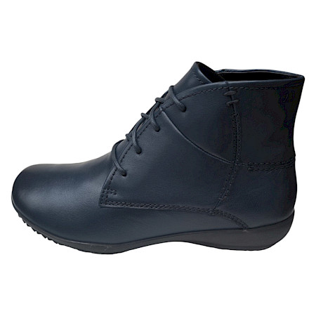 Josef Seibel Naly 09 Damen-Stiefelette in Ocean Dunkelblau aus weichem Schafsleder mit warmer Fütterung, Weite G, Schnürung und flexibler TR-Sohle – bequeme Damen-Stiefelette bei kassedy.de. Josef Seibel Naly 09 Damen-Stiefelette in Ocean Dunkelblau aus weichem Schafsleder mit warmer Fütterung, Weite G, Schnürung und flexibler TR-Sohle – bequeme Damen-Stiefelette bei kassedy.de.