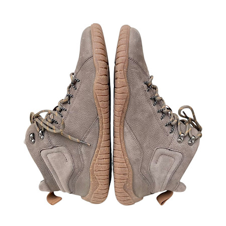 Josef Seibel Wallace 03 Herren-Boot in Asphalt aus echtem grau-braunem Leder mit zweifarbiger Schnürung, Metallhaken, seitlichem Reißverschluss und flexibler brauner Profilsohle – sportlicher... Josef Seibel Wallace 03 Herren-Boot in Asphalt aus echtem grau-braunem Leder mit zweifarbiger Schnürung, Metallhaken, seitlichem Reißverschluss und flexibler brauner Profilsohle – sportlicher...