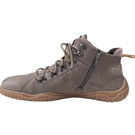 Josef Seibel Wallace 03 Herren-Boot in Asphalt aus echtem grau-braunem Leder mit zweifarbiger Schnürung, Metallhaken, seitlichem Reißverschluss und flexibler brauner Profilsohle – sportlicher... Josef Seibel Wallace 03 Herren-Boot in Asphalt aus echtem grau-braunem Leder mit zweifarbiger Schnürung, Metallhaken, seitlichem Reißverschluss und flexibler brauner Profilsohle – sportlicher...