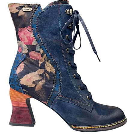 ?? Laura Vita ELEAO 42 in Blau-Multi – außergewöhnliche Leder-Stiefelette mit Blumenprint Die Laura Vita ELEAO 42 in Blau-Multi ist eine Stiefelette für alle, die Farbe und außergewöhnliche... ?? Laura Vita ELEAO 42 in Blau-Multi – außergewöhnliche Leder-Stiefelette mit Blumenprint Die Laura Vita ELEAO 42 in Blau-Multi ist eine Stiefelette für alle, die Farbe und außergewöhnliche...