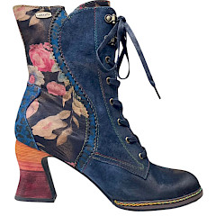 ?? Laura Vita ELEAO 42 in Blau-Multi – außergewöhnliche Leder-Stiefelette mit Blumenprint Die Laura Vita ELEAO 42 in Blau-Multi ist eine Stiefelette für alle, die Farbe und außergewöhnliche Details lieben. Das tiefe Dunkelblau bildet die Basis und wird mit floralen Multicolor-Elementen, farbigen Ziernähten und kleinen Metallic-Details kombiniert. Dadurch wirkt der Schuh verspielt und feminin, ohne seine elegante Grundform zu verlieren. ??✨ Das Obermaterial besteht aus einem hochwertigen Mix aus 60 % Leder und 40 % Textil. Innen werden ebenfalls Leder und Textil verarbeitet, die Innensohle besteht aus Leder. Die Kombination aus den dunkelblauen Lederpartien und den geblümten Einsätzen macht jedes Outfit sofort interessanter. Laura Vita ? Schnürung, Reißverschluss & 7 cm Absatz Die lange Schnürung ist nicht nur ein schönes Gestaltungselement, sondern ermöglicht auch eine individuelle Anpassung. Zusätzlich besitzt die ELEAO 42 einen seitlichen Reißverschluss, sodass sie bequem an- und ausgezogen werden kann. Der feminine Absatz ist etwa 7 cm hoch, die Schafthöhe beträgt bei Größe 37 ungefähr 17 cm. Eine Memory-Sohle ergänzt die Ausstattung. Laura Vita Und wichtig für die Größenwahl: Dieses Modell fällt normal aus. Auch ein Fachhändler führt die ELEAO 42 ausdrücklich als größengerecht. Sarenza Besonders schön wirkt die Stiefelette zu Jeans, Dunkelblau, Schwarz oder schlichten Kleidern und Röcken. ? Gerade bei einem ruhigen Outfit darf dieser Laura Vita Schuh dann ganz bewusst der Hingucker sein. Details auf einen Blick: Laura Vita ELEAO 42 · Blau-Multi ?? · Damen-Stiefelette · Obermaterial 60 % Leder und 40 % Textil · Leder-/Textilfutter · Lederinnensohle · Memory-Sohle · Schnürung und seitlicher Reißverschluss · florale Multicolor-Details · farbige Ziernähte · runde Vorderpartie · Absatz ca. 7 cm · Schafthöhe ca. 17 cm bei Größe 37 · fällt normal aus. ? Die Laura Vita ELEAO 42 in Blau-Multi gibt es bei uns auf kassedy.de und natürlich auch bei uns vor Ort in Oldenburg. ??? Ein wunderschöner Statement-Schuh für alle, denen schlicht einfach ein bisschen zu schlicht ist.