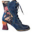 ?? Laura Vita ELEAO 42 in Blau-Multi – außergewöhnliche Leder-Stiefelette mit Blumenprint Die Laura Vita ELEAO 42 in Blau-Multi ist eine Stiefelette für alle, die Farbe und außergewöhnliche Details lieben. Das tiefe Dunkelblau bildet die Basis und wird mit floralen Multicolor-Elementen, farbigen Ziernähten und kleinen Metallic-Details kombiniert. Dadurch wirkt der Schuh verspielt und feminin, ohne seine elegante Grundform zu verlieren. ??✨ Das Obermaterial besteht aus einem hochwertigen Mix aus 60 % Leder und 40 % Textil. Innen werden ebenfalls Leder und Textil verarbeitet, die Innensohle besteht aus Leder. Die Kombination aus den dunkelblauen Lederpartien und den geblümten Einsätzen macht jedes Outfit sofort interessanter. Laura Vita ? Schnürung, Reißverschluss & 7 cm Absatz Die lange Schnürung ist nicht nur ein schönes Gestaltungselement, sondern ermöglicht auch eine individuelle Anpassung. Zusätzlich besitzt die ELEAO 42 einen seitlichen Reißverschluss, sodass sie bequem an- und ausgezogen werden kann. Der feminine Absatz ist etwa 7 cm hoch, die Schafthöhe beträgt bei Größe 37 ungefähr 17 cm. Eine Memory-Sohle ergänzt die Ausstattung. Laura Vita Und wichtig für die Größenwahl: Dieses Modell fällt normal aus. Auch ein Fachhändler führt die ELEAO 42 ausdrücklich als größengerecht. Sarenza Besonders schön wirkt die Stiefelette zu Jeans, Dunkelblau, Schwarz oder schlichten Kleidern und Röcken. ? Gerade bei einem ruhigen Outfit darf dieser Laura Vita Schuh dann ganz bewusst der Hingucker sein. Details auf einen Blick: Laura Vita ELEAO 42 · Blau-Multi ?? · Damen-Stiefelette · Obermaterial 60 % Leder und 40 % Textil · Leder-/Textilfutter · Lederinnensohle · Memory-Sohle · Schnürung und seitlicher Reißverschluss · florale Multicolor-Details · farbige Ziernähte · runde Vorderpartie · Absatz ca. 7 cm · Schafthöhe ca. 17 cm bei Größe 37 · fällt normal aus. ? Die Laura Vita ELEAO 42 in Blau-Multi gibt es bei uns auf kassedy.de und natürlich auch bei uns vor Ort in Oldenburg. ??? Ein wunderschöner Statement-Schuh für alle, denen schlicht einfach ein bisschen zu schlicht ist. ?? Laura Vita ELEAO 42 in Blau-Multi – außergewöhnliche Leder-Stiefelette mit Blumenprint Die Laura Vita ELEAO 42 in Blau-Multi ist eine Stiefelette für alle, die Farbe und außergewöhnliche Details lieben. Das tiefe Dunkelblau bildet die Basis und wird mit floralen Multicolor-Elementen, farbigen Ziernähten und kleinen Metallic-Details kombiniert. Dadurch wirkt der Schuh verspielt und feminin, ohne seine elegante Grundform zu verlieren. ??✨ Das Obermaterial besteht aus einem hochwertigen Mix aus 60 % Leder und 40 % Textil. Innen werden ebenfalls Leder und Textil verarbeitet, die Innensohle besteht aus Leder. Die Kombination aus den dunkelblauen Lederpartien und den geblümten Einsätzen macht jedes Outfit sofort interessanter. Laura Vita ? Schnürung, Reißverschluss & 7 cm Absatz Die lange Schnürung ist nicht nur ein schönes Gestaltungselement, sondern ermöglicht auch eine individuelle Anpassung. Zusätzlich besitzt die ELEAO 42 einen seitlichen Reißverschluss, sodass sie bequem an- und ausgezogen werden kann. Der feminine Absatz ist etwa 7 cm hoch, die Schafthöhe beträgt bei Größe 37 ungefähr 17 cm. Eine Memory-Sohle ergänzt die Ausstattung. Laura Vita Und wichtig für die Größenwahl: Dieses Modell fällt normal aus. Auch ein Fachhändler führt die ELEAO 42 ausdrücklich als größengerecht. Sarenza Besonders schön wirkt die Stiefelette zu Jeans, Dunkelblau, Schwarz oder schlichten Kleidern und Röcken. ? Gerade bei einem ruhigen Outfit darf dieser Laura Vita Schuh dann ganz bewusst der Hingucker sein. Details auf einen Blick: Laura Vita ELEAO 42 · Blau-Multi ?? · Damen-Stiefelette · Obermaterial 60 % Leder und 40 % Textil · Leder-/Textilfutter · Lederinnensohle · Memory-Sohle · Schnürung und seitlicher Reißverschluss · florale Multicolor-Details · farbige Ziernähte · runde Vorderpartie · Absatz ca. 7 cm · Schafthöhe ca. 17 cm bei Größe 37 · fällt normal aus. ? Die Laura Vita ELEAO 42 in Blau-Multi gibt es bei uns auf kassedy.de und natürlich auch bei uns vor Ort in Oldenburg. ??? Ein wunderschöner Statement-Schuh für alle, denen schlicht einfach ein bisschen zu schlicht ist.