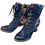 ?? Laura Vita ELEAO 42 in Blau-Multi – außergewöhnliche Leder-Stiefelette mit Blumenprint Die Laura Vita ELEAO 42 in Blau-Multi ist eine Stiefelette für alle, die Farbe und außergewöhnliche Details lieben. Das tiefe Dunkelblau bildet die Basis und wird mit floralen Multicolor-Elementen, farbigen Ziernähten und kleinen Metallic-Details kombiniert. Dadurch wirkt der Schuh verspielt und feminin, ohne seine elegante Grundform zu verlieren. ??✨ Das Obermaterial besteht aus einem hochwertigen Mix aus 60 % Leder und 40 % Textil. Innen werden ebenfalls Leder und Textil verarbeitet, die Innensohle besteht aus Leder. Die Kombination aus den dunkelblauen Lederpartien und den geblümten Einsätzen macht jedes Outfit sofort interessanter. Laura Vita ? Schnürung, Reißverschluss & 7 cm Absatz Die lange Schnürung ist nicht nur ein schönes Gestaltungselement, sondern ermöglicht auch eine individuelle Anpassung. Zusätzlich besitzt die ELEAO 42 einen seitlichen Reißverschluss, sodass sie bequem an- und ausgezogen werden kann. Der feminine Absatz ist etwa 7 cm hoch, die Schafthöhe beträgt bei Größe 37 ungefähr 17 cm. Eine Memory-Sohle ergänzt die Ausstattung. Laura Vita Und wichtig für die Größenwahl: Dieses Modell fällt normal aus. Auch ein Fachhändler führt die ELEAO 42 ausdrücklich als größengerecht. Sarenza Besonders schön wirkt die Stiefelette zu Jeans, Dunkelblau, Schwarz oder schlichten Kleidern und Röcken. ? Gerade bei einem ruhigen Outfit darf dieser Laura Vita Schuh dann ganz bewusst der Hingucker sein. Details auf einen Blick: Laura Vita ELEAO 42 · Blau-Multi ?? · Damen-Stiefelette · Obermaterial 60 % Leder und 40 % Textil · Leder-/Textilfutter · Lederinnensohle · Memory-Sohle · Schnürung und seitlicher Reißverschluss · florale Multicolor-Details · farbige Ziernähte · runde Vorderpartie · Absatz ca. 7 cm · Schafthöhe ca. 17 cm bei Größe 37 · fällt normal aus. ? Die Laura Vita ELEAO 42 in Blau-Multi gibt es bei uns auf kassedy.de und natürlich auch bei uns vor Ort in Oldenburg. ??? Ein wunderschöner Statement-Schuh für alle, denen schlicht einfach ein bisschen zu schlicht ist. ?? Laura Vita ELEAO 42 in Blau-Multi – außergewöhnliche Leder-Stiefelette mit Blumenprint Die Laura Vita ELEAO 42 in Blau-Multi ist eine Stiefelette für alle, die Farbe und außergewöhnliche Details lieben. Das tiefe Dunkelblau bildet die Basis und wird mit floralen Multicolor-Elementen, farbigen Ziernähten und kleinen Metallic-Details kombiniert. Dadurch wirkt der Schuh verspielt und feminin, ohne seine elegante Grundform zu verlieren. ??✨ Das Obermaterial besteht aus einem hochwertigen Mix aus 60 % Leder und 40 % Textil. Innen werden ebenfalls Leder und Textil verarbeitet, die Innensohle besteht aus Leder. Die Kombination aus den dunkelblauen Lederpartien und den geblümten Einsätzen macht jedes Outfit sofort interessanter. Laura Vita ? Schnürung, Reißverschluss & 7 cm Absatz Die lange Schnürung ist nicht nur ein schönes Gestaltungselement, sondern ermöglicht auch eine individuelle Anpassung. Zusätzlich besitzt die ELEAO 42 einen seitlichen Reißverschluss, sodass sie bequem an- und ausgezogen werden kann. Der feminine Absatz ist etwa 7 cm hoch, die Schafthöhe beträgt bei Größe 37 ungefähr 17 cm. Eine Memory-Sohle ergänzt die Ausstattung. Laura Vita Und wichtig für die Größenwahl: Dieses Modell fällt normal aus. Auch ein Fachhändler führt die ELEAO 42 ausdrücklich als größengerecht. Sarenza Besonders schön wirkt die Stiefelette zu Jeans, Dunkelblau, Schwarz oder schlichten Kleidern und Röcken. ? Gerade bei einem ruhigen Outfit darf dieser Laura Vita Schuh dann ganz bewusst der Hingucker sein. Details auf einen Blick: Laura Vita ELEAO 42 · Blau-Multi ?? · Damen-Stiefelette · Obermaterial 60 % Leder und 40 % Textil · Leder-/Textilfutter · Lederinnensohle · Memory-Sohle · Schnürung und seitlicher Reißverschluss · florale Multicolor-Details · farbige Ziernähte · runde Vorderpartie · Absatz ca. 7 cm · Schafthöhe ca. 17 cm bei Größe 37 · fällt normal aus. ? Die Laura Vita ELEAO 42 in Blau-Multi gibt es bei uns auf kassedy.de und natürlich auch bei uns vor Ort in Oldenburg. ??? Ein wunderschöner Statement-Schuh für alle, denen schlicht einfach ein bisschen zu schlicht ist.