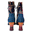 ?? Laura Vita ELEAO 42 in Blau-Multi – außergewöhnliche Leder-Stiefelette mit Blumenprint Die Laura Vita ELEAO 42 in Blau-Multi ist eine Stiefelette für alle, die Farbe und außergewöhnliche Details lieben. Das tiefe Dunkelblau bildet die Basis und wird mit floralen Multicolor-Elementen, farbigen Ziernähten und kleinen Metallic-Details kombiniert. Dadurch wirkt der Schuh verspielt und feminin, ohne seine elegante Grundform zu verlieren. ??✨ Das Obermaterial besteht aus einem hochwertigen Mix aus 60 % Leder und 40 % Textil. Innen werden ebenfalls Leder und Textil verarbeitet, die Innensohle besteht aus Leder. Die Kombination aus den dunkelblauen Lederpartien und den geblümten Einsätzen macht jedes Outfit sofort interessanter. Laura Vita ? Schnürung, Reißverschluss & 7 cm Absatz Die lange Schnürung ist nicht nur ein schönes Gestaltungselement, sondern ermöglicht auch eine individuelle Anpassung. Zusätzlich besitzt die ELEAO 42 einen seitlichen Reißverschluss, sodass sie bequem an- und ausgezogen werden kann. Der feminine Absatz ist etwa 7 cm hoch, die Schafthöhe beträgt bei Größe 37 ungefähr 17 cm. Eine Memory-Sohle ergänzt die Ausstattung. Laura Vita Und wichtig für die Größenwahl: Dieses Modell fällt normal aus. Auch ein Fachhändler führt die ELEAO 42 ausdrücklich als größengerecht. Sarenza Besonders schön wirkt die Stiefelette zu Jeans, Dunkelblau, Schwarz oder schlichten Kleidern und Röcken. ? Gerade bei einem ruhigen Outfit darf dieser Laura Vita Schuh dann ganz bewusst der Hingucker sein. Details auf einen Blick: Laura Vita ELEAO 42 · Blau-Multi ?? · Damen-Stiefelette · Obermaterial 60 % Leder und 40 % Textil · Leder-/Textilfutter · Lederinnensohle · Memory-Sohle · Schnürung und seitlicher Reißverschluss · florale Multicolor-Details · farbige Ziernähte · runde Vorderpartie · Absatz ca. 7 cm · Schafthöhe ca. 17 cm bei Größe 37 · fällt normal aus. ? Die Laura Vita ELEAO 42 in Blau-Multi gibt es bei uns auf kassedy.de und natürlich auch bei uns vor Ort in Oldenburg. ??? Ein wunderschöner Statement-Schuh für alle, denen schlicht einfach ein bisschen zu schlicht ist. ?? Laura Vita ELEAO 42 in Blau-Multi – außergewöhnliche Leder-Stiefelette mit Blumenprint Die Laura Vita ELEAO 42 in Blau-Multi ist eine Stiefelette für alle, die Farbe und außergewöhnliche Details lieben. Das tiefe Dunkelblau bildet die Basis und wird mit floralen Multicolor-Elementen, farbigen Ziernähten und kleinen Metallic-Details kombiniert. Dadurch wirkt der Schuh verspielt und feminin, ohne seine elegante Grundform zu verlieren. ??✨ Das Obermaterial besteht aus einem hochwertigen Mix aus 60 % Leder und 40 % Textil. Innen werden ebenfalls Leder und Textil verarbeitet, die Innensohle besteht aus Leder. Die Kombination aus den dunkelblauen Lederpartien und den geblümten Einsätzen macht jedes Outfit sofort interessanter. Laura Vita ? Schnürung, Reißverschluss & 7 cm Absatz Die lange Schnürung ist nicht nur ein schönes Gestaltungselement, sondern ermöglicht auch eine individuelle Anpassung. Zusätzlich besitzt die ELEAO 42 einen seitlichen Reißverschluss, sodass sie bequem an- und ausgezogen werden kann. Der feminine Absatz ist etwa 7 cm hoch, die Schafthöhe beträgt bei Größe 37 ungefähr 17 cm. Eine Memory-Sohle ergänzt die Ausstattung. Laura Vita Und wichtig für die Größenwahl: Dieses Modell fällt normal aus. Auch ein Fachhändler führt die ELEAO 42 ausdrücklich als größengerecht. Sarenza Besonders schön wirkt die Stiefelette zu Jeans, Dunkelblau, Schwarz oder schlichten Kleidern und Röcken. ? Gerade bei einem ruhigen Outfit darf dieser Laura Vita Schuh dann ganz bewusst der Hingucker sein. Details auf einen Blick: Laura Vita ELEAO 42 · Blau-Multi ?? · Damen-Stiefelette · Obermaterial 60 % Leder und 40 % Textil · Leder-/Textilfutter · Lederinnensohle · Memory-Sohle · Schnürung und seitlicher Reißverschluss · florale Multicolor-Details · farbige Ziernähte · runde Vorderpartie · Absatz ca. 7 cm · Schafthöhe ca. 17 cm bei Größe 37 · fällt normal aus. ? Die Laura Vita ELEAO 42 in Blau-Multi gibt es bei uns auf kassedy.de und natürlich auch bei uns vor Ort in Oldenburg. ??? Ein wunderschöner Statement-Schuh für alle, denen schlicht einfach ein bisschen zu schlicht ist.