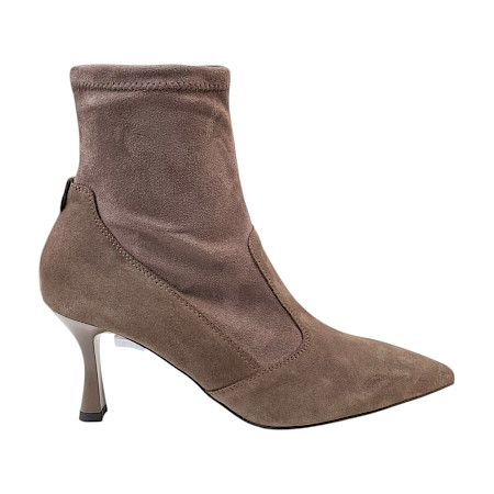 NeroGiardini I514483DE Damen-Stiefelette in Braun/Beige aus Veloursleder mit elastischem Schaft, spitzer Vorderpartie und ca. 6,5 cm Absatz – elegante braune NeroGiardini Stiefelette bei kassedy.de. NeroGiardini I514483DE Damen-Stiefelette in Braun/Beige aus Veloursleder mit elastischem Schaft, spitzer Vorderpartie und ca. 6,5 cm Absatz – elegante braune NeroGiardini Stiefelette bei kassedy.de.