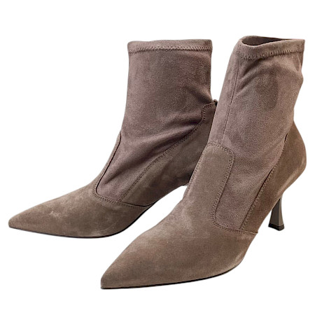 NeroGiardini I514483DE Damen-Stiefelette in Braun/Beige aus Veloursleder mit elastischem Schaft, spitzer Vorderpartie und ca. 6,5 cm Absatz – elegante braune NeroGiardini Stiefelette bei kassedy.de. NeroGiardini I514483DE Damen-Stiefelette in Braun/Beige aus Veloursleder mit elastischem Schaft, spitzer Vorderpartie und ca. 6,5 cm Absatz – elegante braune NeroGiardini Stiefelette bei kassedy.de.
