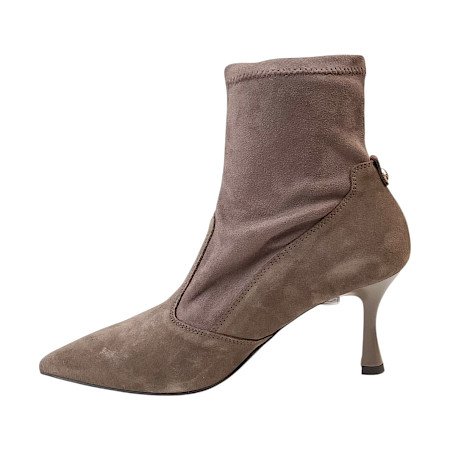 NeroGiardini I514483DE Damen-Stiefelette in Braun/Beige aus Veloursleder mit elastischem Schaft, spitzer Vorderpartie und ca. 6,5 cm Absatz – elegante braune NeroGiardini Stiefelette bei kassedy.de. NeroGiardini I514483DE Damen-Stiefelette in Braun/Beige aus Veloursleder mit elastischem Schaft, spitzer Vorderpartie und ca. 6,5 cm Absatz – elegante braune NeroGiardini Stiefelette bei kassedy.de.