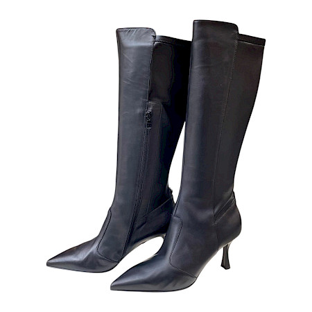 NeroGiardini I410835DE Damen-Langschaftstiefel in Schwarz aus Leder und technischem Material mit Lederfutter, spitzer Vorderpartie, seitlichem Reißverschluss und ca. 6,5 cm Absatz – eleganter... NeroGiardini I410835DE Damen-Langschaftstiefel in Schwarz aus Leder und technischem Material mit Lederfutter, spitzer Vorderpartie, seitlichem Reißverschluss und ca. 6,5 cm Absatz – eleganter...