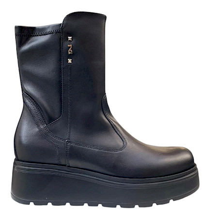 NeroGiardini I618110D Damen-Stiefelette in Schwarz aus echtem Leder mit Lederfutter, seitlichem Reißverschluss und moderner schwarzer Keil-Plateausohle – italienische Leder-Stiefelette bei... NeroGiardini I618110D Damen-Stiefelette in Schwarz aus echtem Leder mit Lederfutter, seitlichem Reißverschluss und moderner schwarzer Keil-Plateausohle – italienische Leder-Stiefelette bei...
