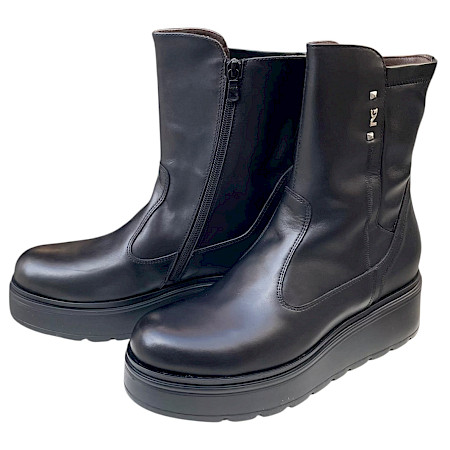 NeroGiardini I618110D Damen-Stiefelette in Schwarz aus echtem Leder mit Lederfutter, seitlichem Reißverschluss und moderner schwarzer Keil-Plateausohle – italienische Leder-Stiefelette bei... NeroGiardini I618110D Damen-Stiefelette in Schwarz aus echtem Leder mit Lederfutter, seitlichem Reißverschluss und moderner schwarzer Keil-Plateausohle – italienische Leder-Stiefelette bei...