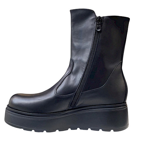 NeroGiardini I618110D Damen-Stiefelette in Schwarz aus echtem Leder mit Lederfutter, seitlichem Reißverschluss und moderner schwarzer Keil-Plateausohle – italienische Leder-Stiefelette bei... NeroGiardini I618110D Damen-Stiefelette in Schwarz aus echtem Leder mit Lederfutter, seitlichem Reißverschluss und moderner schwarzer Keil-Plateausohle – italienische Leder-Stiefelette bei...
