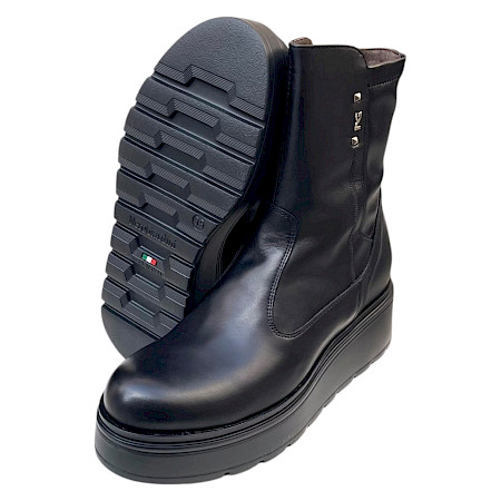 NeroGiardini I618110D Damen-Stiefelette in Schwarz aus echtem Leder mit Lederfutter, seitlichem Reißverschluss und moderner schwarzer Keil-Plateausohle – italienische Leder-Stiefelette bei... NeroGiardini I618110D Damen-Stiefelette in Schwarz aus echtem Leder mit Lederfutter, seitlichem Reißverschluss und moderner schwarzer Keil-Plateausohle – italienische Leder-Stiefelette bei...