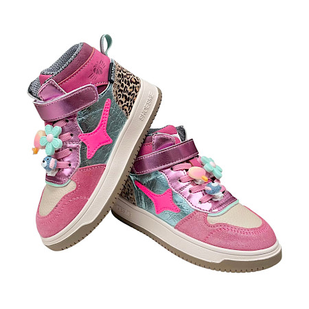 Shoesme NO25W100-K halbhoher Kinder-Sneaker in Pink Metallic mit Leo-Detail, Neon-Stern, Klettverschluss, herausnehmbarer Einlegesohle und dekorativen Schnürsenkel-Anhängern. Shoesme NO25W100-K halbhoher Kinder-Sneaker in Pink Metallic mit Leo-Detail, Neon-Stern, Klettverschluss, herausnehmbarer Einlegesohle und dekorativen Schnürsenkel-Anhängern.