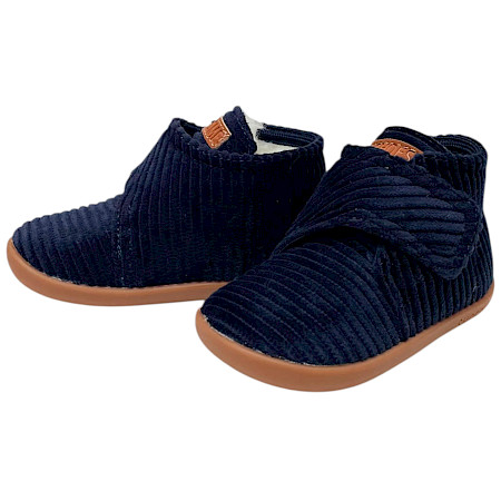 ShoesMe HS26W019-A First-Step-Schuh in Dunkelblau aus weichem Cord mit warmem Futter, herausnehmbarem Fußbett, Klettverschluss und flexibler rutschhemmender Gummisohle – erhältlich bei kassedy.de. ShoesMe HS26W019-A First-Step-Schuh in Dunkelblau aus weichem Cord mit warmem Futter, herausnehmbarem Fußbett, Klettverschluss und flexibler rutschhemmender Gummisohle – erhältlich bei kassedy.de.