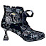 Laura Vita Oliveo 03 Damen-Stiefelette in Dorian mit floralem Muster, Leder-Textil-Mix, Satin-Schnürung, Reißverschluss, Memory-Sohle und ca. 7,5 cm Absatz – extravagante Laura Vita Stiefelette bei kassedy.de. Laura Vita Oliveo 03 Damen-Stiefelette in Dorian mit floralem Muster, Leder-Textil-Mix, Satin-Schnürung, Reißverschluss, Memory-Sohle und ca. 7,5 cm Absatz – extravagante Laura Vita Stiefelette bei kassedy.de.