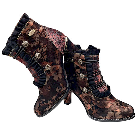 Laura Vita Alcbaneo 130 Damen-Stiefelette in Bronze mit floralem Muster, dekorativen Details, Absatz und seitlichem Reißverschluss – außergewöhnliche Damenstiefelette bei Kassedy. Laura Vita Alcbaneo 130 Damen-Stiefelette in Bronze mit floralem Muster, dekorativen Details, Absatz und seitlichem Reißverschluss – außergewöhnliche Damenstiefelette bei Kassedy.