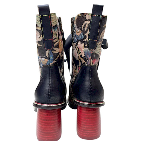 Laura Vita EVCAO 01 Damen-Leder-Stiefelette in Charbon mit floralem Multicolor-Muster, Schmetterlings- und Libellenmotiven, schwarzen Satinbändern, Reißverschluss und 7 cm Blockabsatz –... Laura Vita EVCAO 01 Damen-Leder-Stiefelette in Charbon mit floralem Multicolor-Muster, Schmetterlings- und Libellenmotiven, schwarzen Satinbändern, Reißverschluss und 7 cm Blockabsatz –...