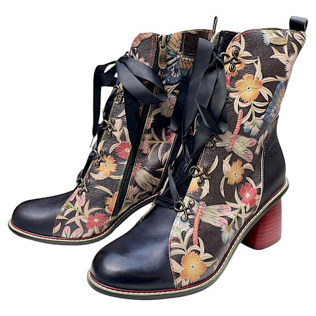 Laura Vita EVCAO 01 Damen-Leder-Stiefelette in Charbon mit floralem Multicolor-Muster, Schmetterlings- und Libellenmotiven, schwarzen Satinbändern, Reißverschluss und 7 cm Blockabsatz –... Laura Vita EVCAO 01 Damen-Leder-Stiefelette in Charbon mit floralem Multicolor-Muster, Schmetterlings- und Libellenmotiven, schwarzen Satinbändern, Reißverschluss und 7 cm Blockabsatz –...