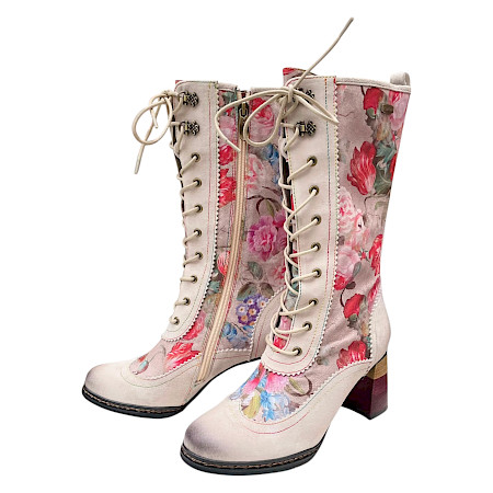 Laura Vita Idcano 07 Damenstiefel in Beige mit floralem Muster, Schnürung, seitlichem Reißverschluss und ca. 5 cm Absatz. Laura Vita Idcano 07 Damenstiefel in Beige mit floralem Muster, Schnürung, seitlichem Reißverschluss und ca. 5 cm Absatz.