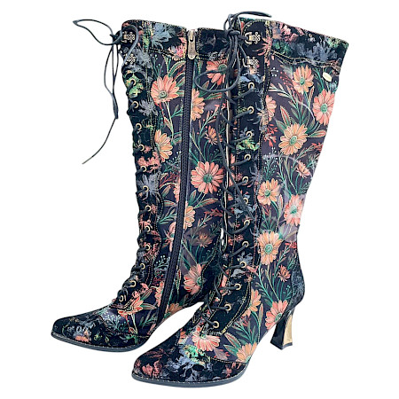 Laura Vita Oanelo 02 Damenstiefel aus Echtleder mit buntem Blumenmuster, Glitzerdetails, Schnürung, Reißverschluss und 6 cm Absatz. Laura Vita Oanelo 02 Damenstiefel aus Echtleder mit buntem Blumenmuster, Glitzerdetails, Schnürung, Reißverschluss und 6 cm Absatz.
