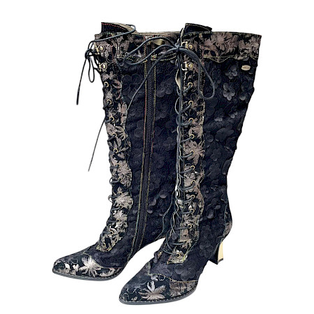 Laura Vita OANELO 02 Damen-Stiefel in Noir mit Leder-Textil-Mix, schwarzen 3D-Blüten, floralem Metallic-Muster, langer Schnürung, Reißverschluss und femininem Absatz – extravaganter schwarzer... Laura Vita OANELO 02 Damen-Stiefel in Noir mit Leder-Textil-Mix, schwarzen 3D-Blüten, floralem Metallic-Muster, langer Schnürung, Reißverschluss und femininem Absatz – extravaganter schwarzer...