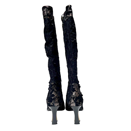 Laura Vita OANELO 02 Damen-Stiefel in Noir mit Leder-Textil-Mix, schwarzen 3D-Blüten, floralem Metallic-Muster, langer Schnürung, Reißverschluss und femininem Absatz – extravaganter schwarzer... Laura Vita OANELO 02 Damen-Stiefel in Noir mit Leder-Textil-Mix, schwarzen 3D-Blüten, floralem Metallic-Muster, langer Schnürung, Reißverschluss und femininem Absatz – extravaganter schwarzer...
