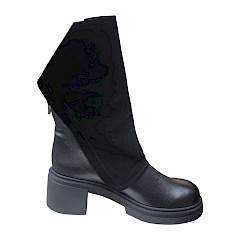 ?? AGA 2575/1269/19 Boots in Schwarz – clean, markant & richtig modern Der AGA 2575/1269/19 in Schwarz ist ein Boot, der durch seine klare Form sofort auffällt. ?✨ Keine wilden Farben, keine überladenen Details – dafür eine richtig starke Silhouette mit kräftiger Sohle, stabilem Blockabsatz und einem weich fallenden Schaft. Gerade diese Mischung macht ihn so besonders. Optisch spannend ist der Materialmix: Der untere Bereich zeigt eine fein strukturierte, lederartige Oberfläche, während der hohe Schaft samtig und weich wirkt. Er fällt locker um das Bein und gibt dem ansonsten eher cleanen schwarzen Boot einen lässigen Charakter. ? ? Ein schwarzer Boot mit richtig viel Styling-Potenzial Die etwas kräftigere Sohle und der breite Absatz sorgen für einen modernen Look, ohne dass der Schuh klobig wirkt. Besonders schön ist die runde Vorderpartie – dadurch bleibt die gesamte Linie harmonisch und alltagstauglich. Zu schmaler Hose oder Leggings kommt der besondere Schaft wunderbar zur Geltung, aber auch mit Kleid, Rock oder einer weiteren verkürzten Hose funktioniert der Boot richtig gut. ??✨ Zum exakten Artikel 2575/1269/19 konnte ich online aktuell keine belastbare Herstellerseite mit technischen Material- oder Absatzangaben finden. Deshalb bleibe ich bei den Eigenschaften, die auf dem Produktfoto eindeutig erkennbar sind, statt Material oder Maße zu erfinden. Details auf einen Blick: AGA 2575/1269/19 · Schwarz ? · Damen-Boot · weicher, höherer Schaft · spannender Materialmix · kräftige Laufsohle · breiter Blockabsatz · runde Vorderpartie · komplett schwarzes Ton-in-Ton-Design · modern, feminin und vielseitig kombinierbar. Was mir hier besonders gefällt: Schwarz ist zwar klassisch, die Form aber überhaupt nicht langweilig. ?? Der weich fallende Schaft nimmt dem kräftigeren Boden die Schwere und macht daraus einen richtig coolen Herbst- und Winterlook. ? Den AGA 2575/1269/19 in Schwarz bekommt ihr bei uns auf kassedy.de und natürlich direkt bei uns in Oldenburg. ??✨