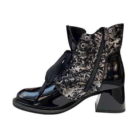 AGA 9276/272/3427 Damen-Stiefelette in Schwarz-Silber aus Leder mit Lackfinish, gemusterten Einsätzen, breiter Schnürung, leichtem Plateau und bequemem ca. 3,5–4 cm Absatz – erhältlich bei... AGA 9276/272/3427 Damen-Stiefelette in Schwarz-Silber aus Leder mit Lackfinish, gemusterten Einsätzen, breiter Schnürung, leichtem Plateau und bequemem ca. 3,5–4 cm Absatz – erhältlich bei...