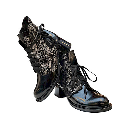 AGA 9276/272/3427 Damen-Stiefelette in Schwarz-Silber aus Leder mit Lackfinish, gemusterten Einsätzen, breiter Schnürung, leichtem Plateau und bequemem ca. 3,5–4 cm Absatz – erhältlich bei... AGA 9276/272/3427 Damen-Stiefelette in Schwarz-Silber aus Leder mit Lackfinish, gemusterten Einsätzen, breiter Schnürung, leichtem Plateau und bequemem ca. 3,5–4 cm Absatz – erhältlich bei...