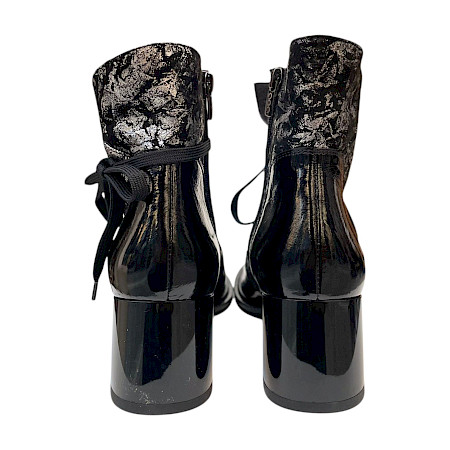 AGA 9276/272/3427 Damen-Stiefelette in Schwarz-Silber aus Leder mit Lackfinish, gemusterten Einsätzen, breiter Schnürung, leichtem Plateau und bequemem ca. 3,5–4 cm Absatz – erhältlich bei... AGA 9276/272/3427 Damen-Stiefelette in Schwarz-Silber aus Leder mit Lackfinish, gemusterten Einsätzen, breiter Schnürung, leichtem Plateau und bequemem ca. 3,5–4 cm Absatz – erhältlich bei...