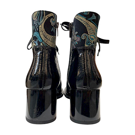 AGA 9276/272/3971 Damen-Stiefelette in Schwarz-Türkis aus Leder mit Lackfinish, ornamentalem Einsatz in Türkis und Gold, breiter Schnürung, leichtem Plateau und bequemem ca. 3,5–4 cm Absatz –... AGA 9276/272/3971 Damen-Stiefelette in Schwarz-Türkis aus Leder mit Lackfinish, ornamentalem Einsatz in Türkis und Gold, breiter Schnürung, leichtem Plateau und bequemem ca. 3,5–4 cm Absatz –...